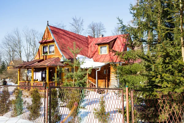 Wykonane z drewna dom mieszkalny w Zakopanem — Zdjęcie stockowe