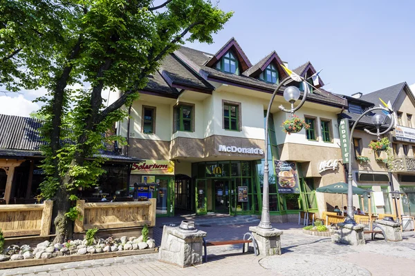 Mcdonalds restaurant filiale in der stadt zakopane — Stockfoto