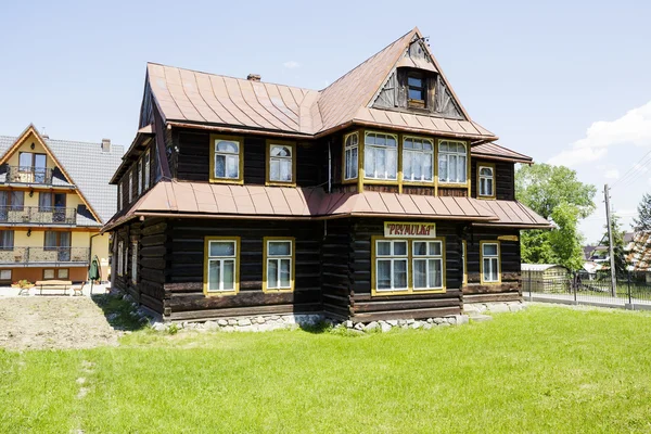 Wooden villa called Prymulka in Zakopane — Stock Photo, Image