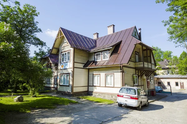 Wooden villa named Lomnica in city of Zakopane — Stock fotografie