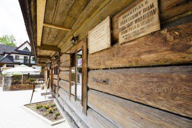 Facade made of wooden logs