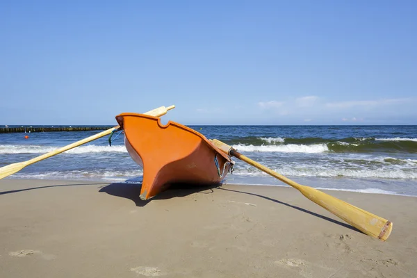 Barco salvavidas en la playa del mar —  Fotos de Stock