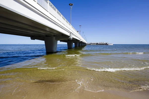 Причал из бетона в Колобжеге в Польше — стоковое фото