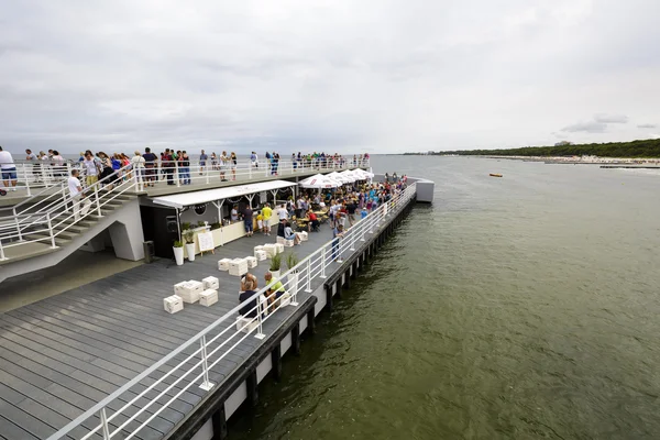 Unidentified tourists on the pier in Kolobrzeg — Zdjęcie stockowe