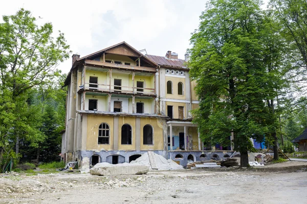 Muri rovinati del vecchio edificio a Zakopane — Foto Stock
