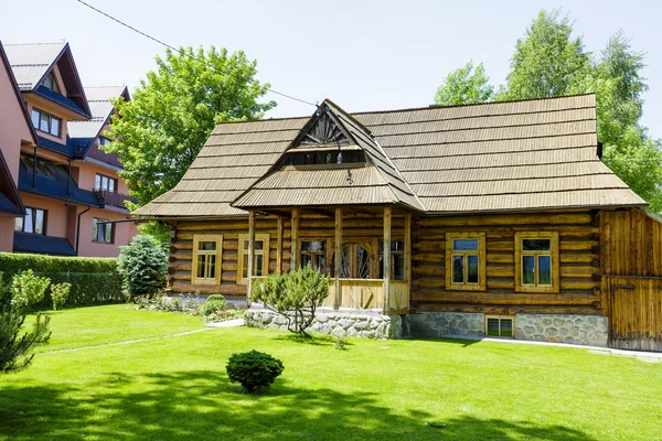 Хижина, построенная из дерева в Закопане в Польше — стоковое фото