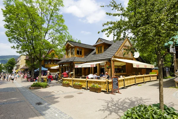 Edificio de madera del restaurante en Krupowki Imagen de stock