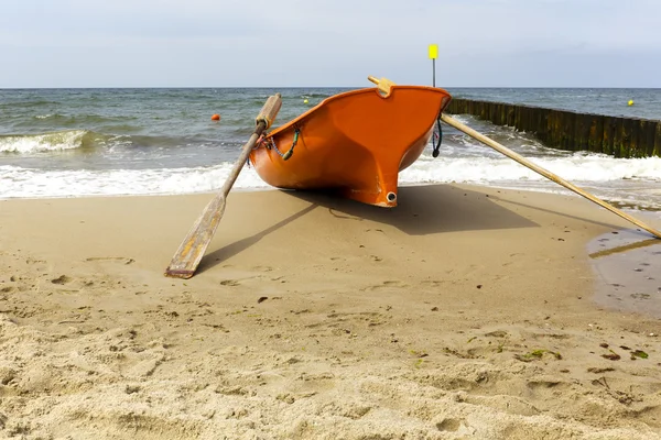 Bote salvavidas en la orilla del mar —  Fotos de Stock