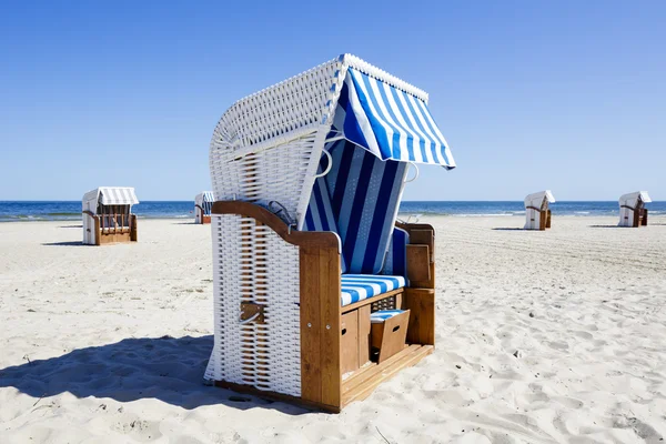 Rieten dak strandstoelen op de kust — Stockfoto