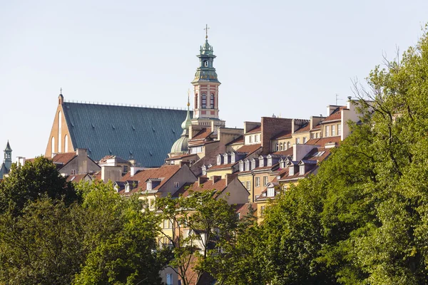 Domy i kościelną na starym mieście, Warszawa — Zdjęcie stockowe