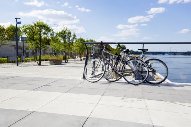 Two parked bicycles at the promenade 