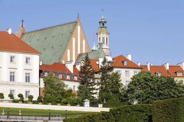 El casco antiguo de Varsovia con un visible la torre de la iglesia —  Fotos de Stock