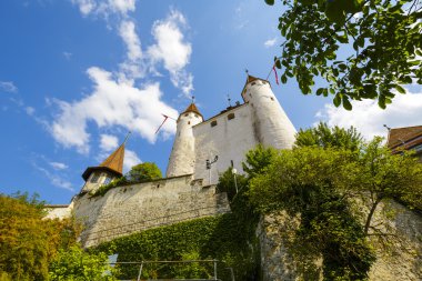 Tepeden bakan ünlü Thun Castle