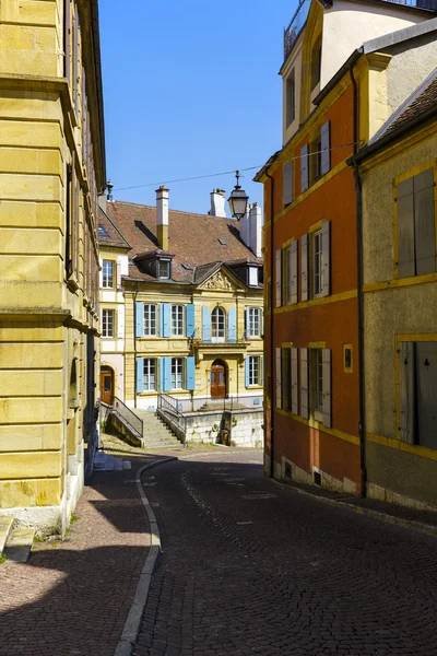 Architecture along the narrow streets in Neuchatel — Stock Photo, Image