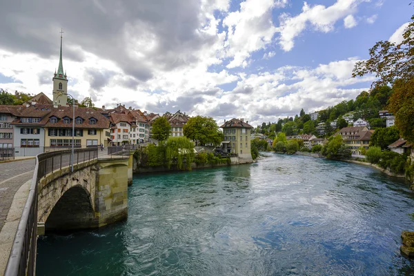 Aare folyó átfolyik a Bern város — Stock Fotó