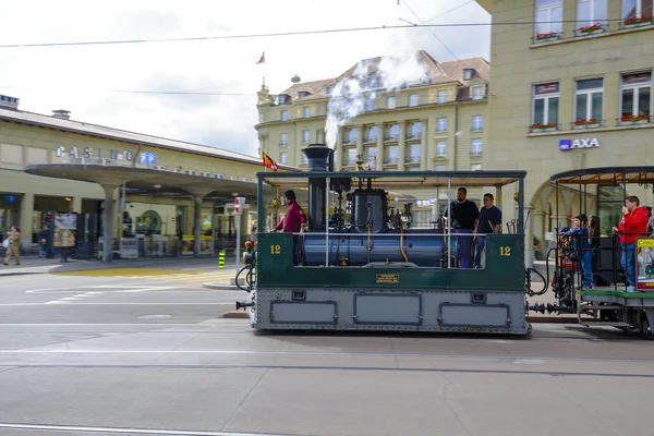 De stoomtram rijdt op stad rails in Bern — Stockfoto