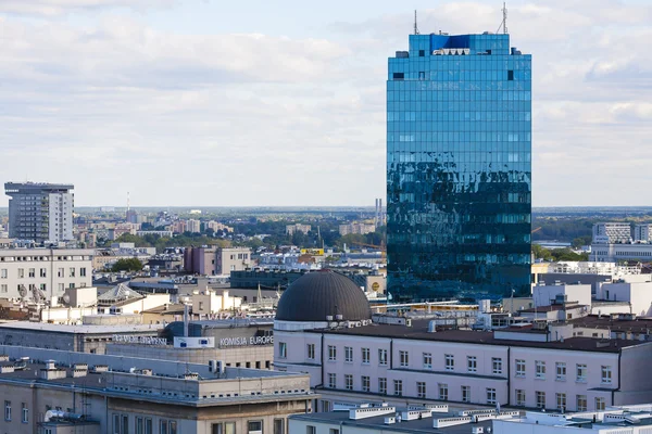 Office building towering over the city — Stock fotografie