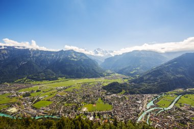 Interlaken ve Alpler doğru havadan görünümü