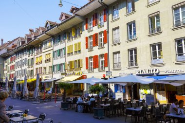 Townhouses windows üzerinde renkli panjurlar