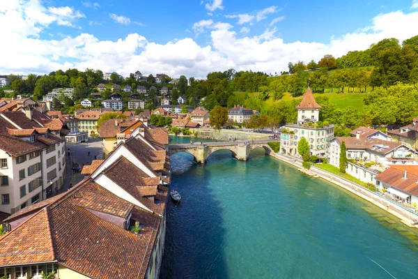 Aare folyó átfolyik a Bern város — Stock Fotó