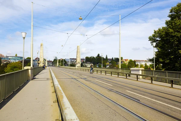 Brug over de rivier de aare in bern, Zwitserland — Stockfoto