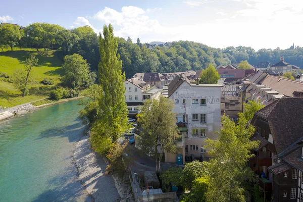 Aare folyó átfolyik a Bern város — Stock Fotó