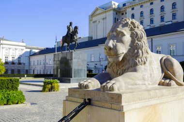 Aslan ve Prens Jozef Poniatowski heykeli