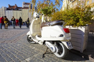 Varşova'da bir Pazar Park Vespa scooter