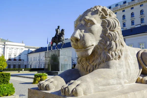 Warszawa, Lion framför presidentpalatset — Stockfoto