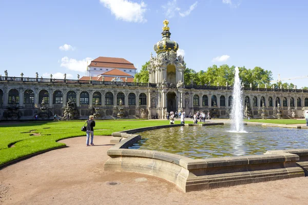 Dresden, krönar utfärda utegångsförbud för av Zwinger — Stockfoto