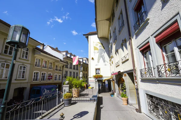 Una de las estrechas calles de la ciudad de Thun — Foto de Stock