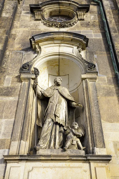 La scultura adorna la facciata della chiesa — Foto Stock