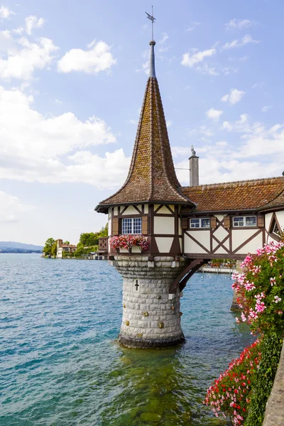 Malá věž v jezero Thun Oberhofen zámek — Stock fotografie