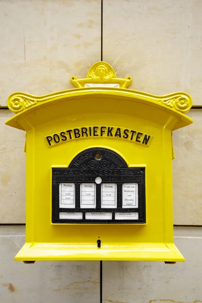 Раскрашенный желтый почтовый ящик в Дрездене — стоковое фото
