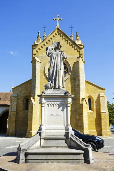 Die Stiftskirche und die Statue — Stockfoto