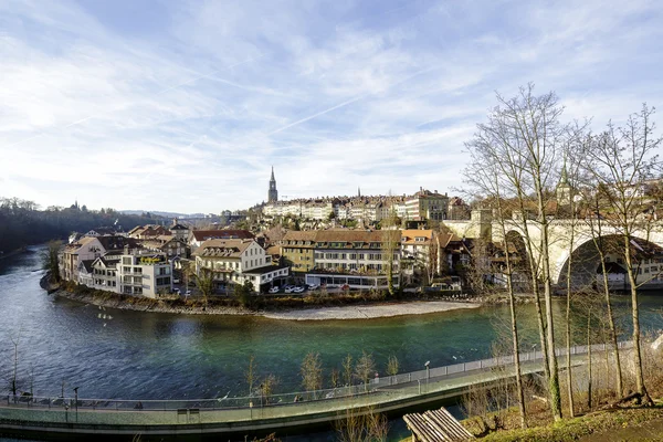 Aare folyó átfolyik a Bern város — Stock Fotó