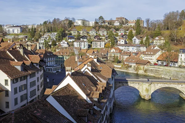 Aare river flows next to the historic city center — Stok fotoğraf