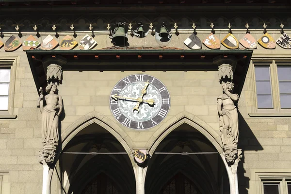 Clock above the porch of Town Hall in Bern — Zdjęcie stockowe