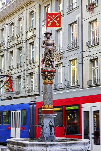 Мушкетерский фонтан в Берне в Швейцарии — стоковое фото