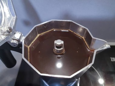 Kahve makinesini taze demlenmiş kahveyle açın.