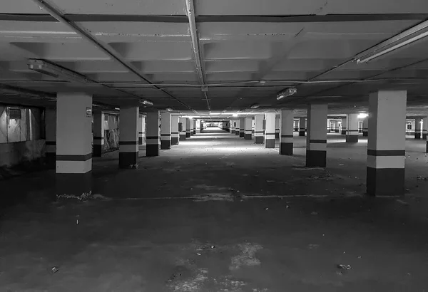 マドリードスペイン 2019 地下駐車場の長い廊下 — ストック写真