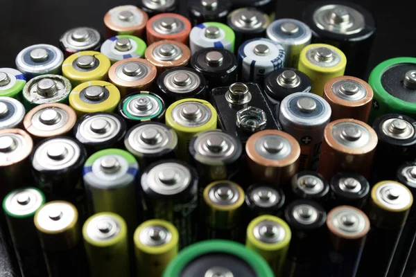 Batterien Verschiedener Typen Und Farben — Stockfoto