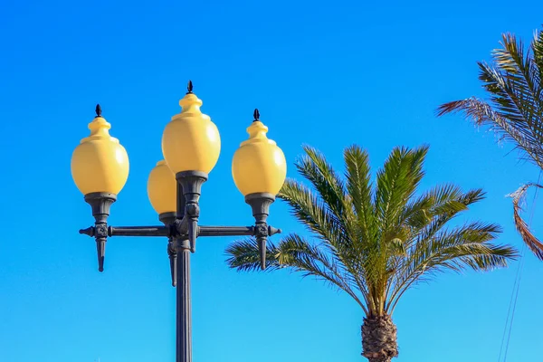 Lampadaire Moderne Dans Rue Pendant Journée — Photo