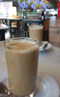 Bir bardak sütlü kahve.