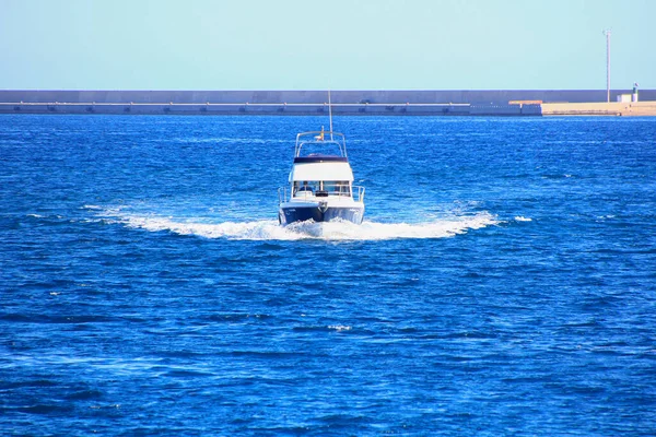 西班牙卡塔赫纳 2018年9月16日 快艇全速横渡海面 — 图库照片
