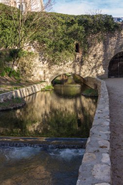 Cuenca, İspanya 'daki bir parktan geçen sessiz bir nehir.