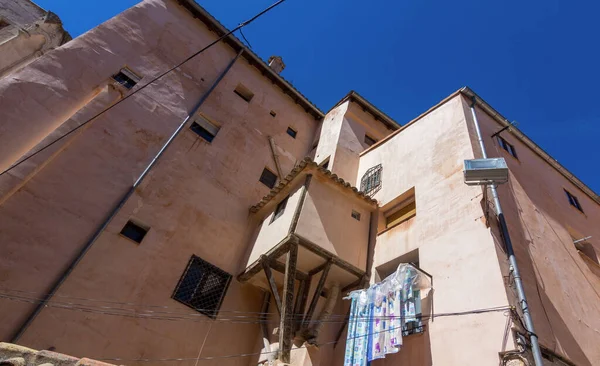 スペイン クエンカの有名な都市の典型的な通りと建物 — ストック写真