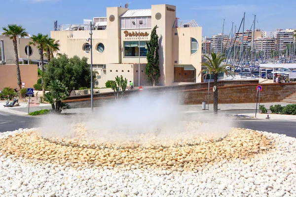 Alicante España 2019 Fuente Agua Vaporizada Una Rotonda — Foto de Stock