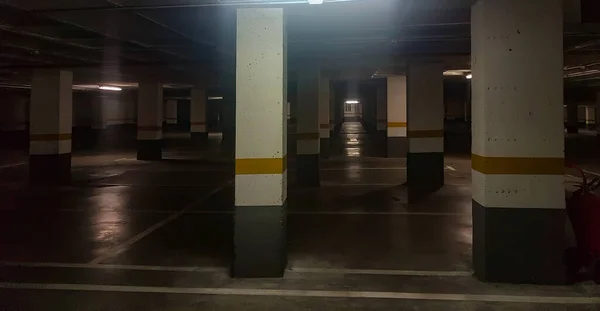 黑暗和古老的地下停车场的柱子 — 图库照片