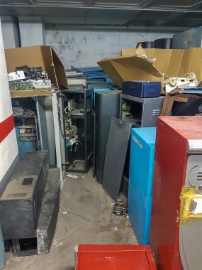 Madrid İspanya; 08 / 16 / 2019: eski elektronik ekipmanlar bodruma atıldı